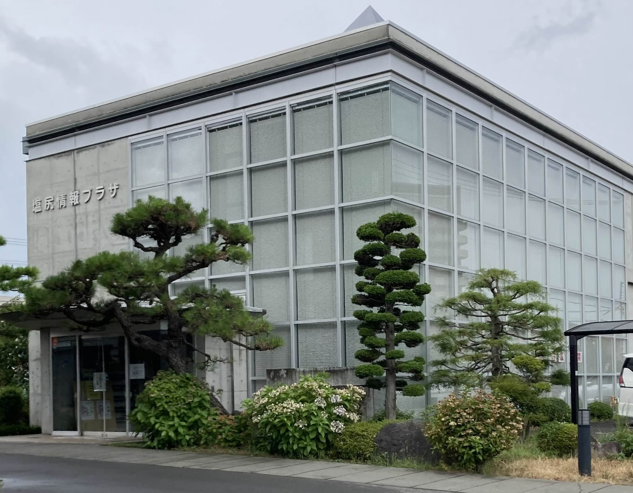 塩尻情報プラザの外観